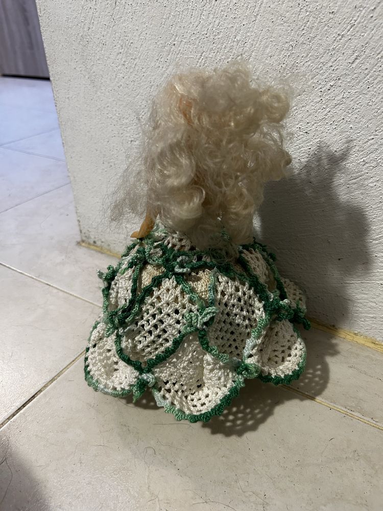Boneca com vestido feito em croche