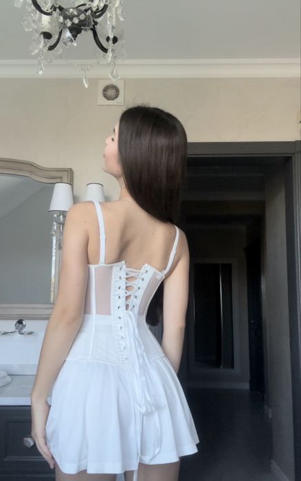 корсет білого та чорного кольору