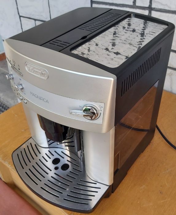 Кофемашина кофеварка Делонги Delonghi ESAM 3200 S серебристая