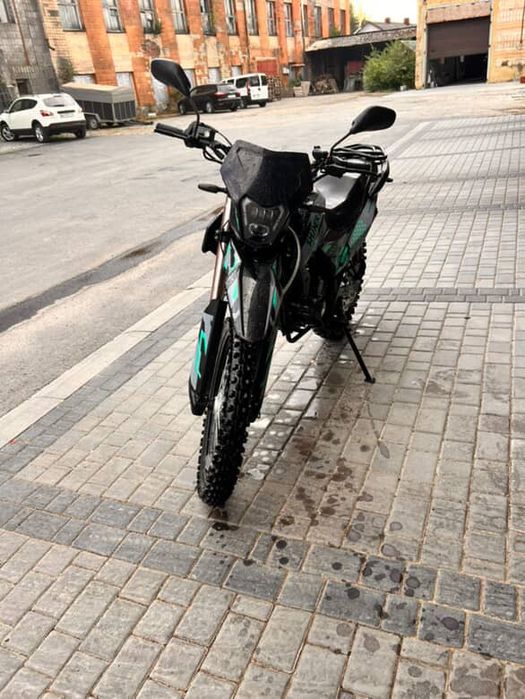 Мотоцикл в дуже гарному стані брався новий з магазіна