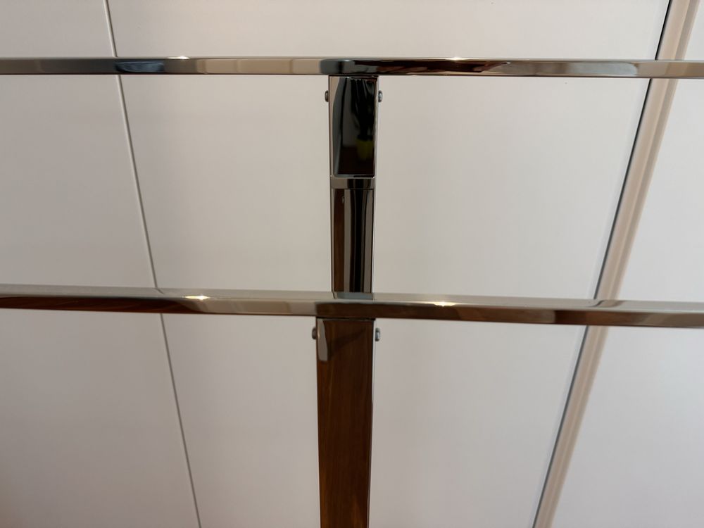 Toalheiro de chao cromado com pedra marmore