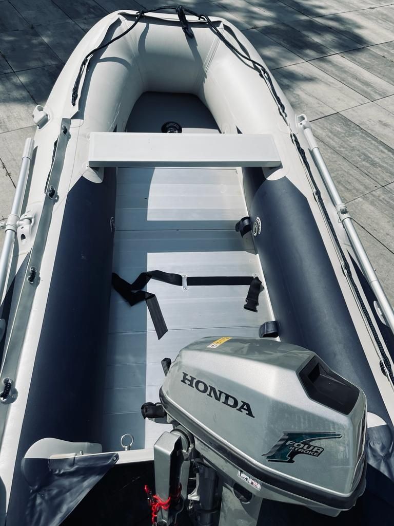 Łódź ponton z aluminiową podłogą i silnikiem Honda 5KM