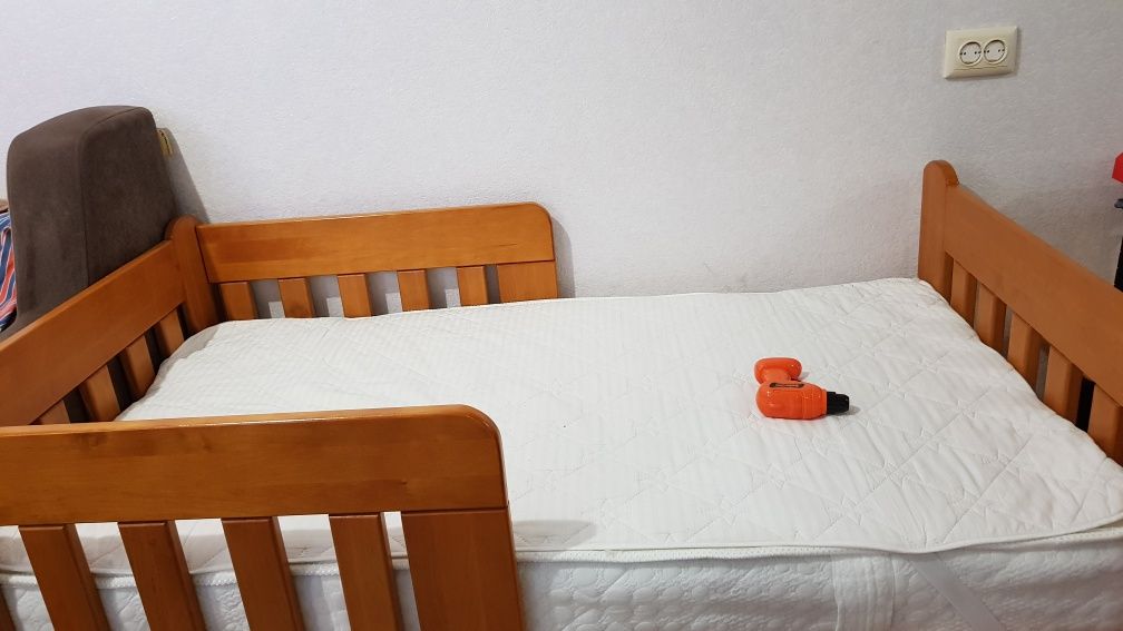 Детская деревянная кровать с бортиками, матрас come-for (СМ: 140×80)