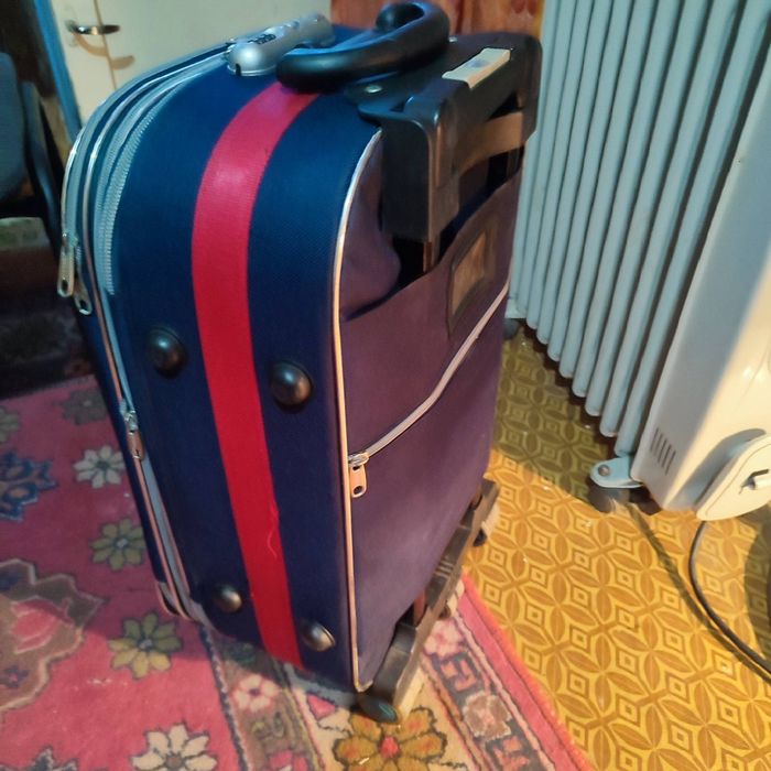 Продам чемодан дорожный