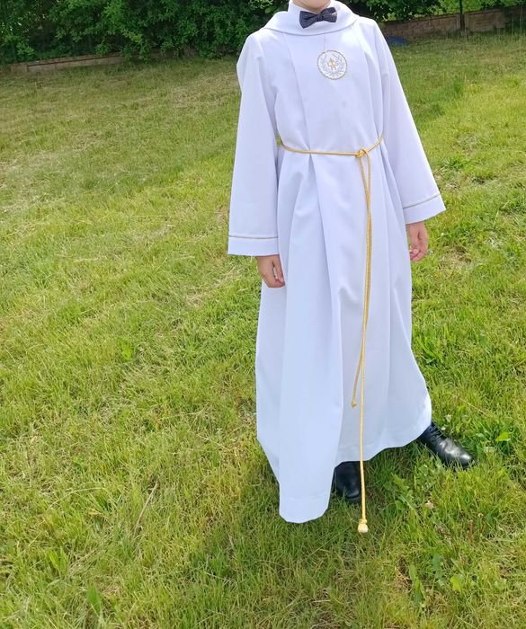 Alba chłopięca rozm. 152 z kapturem, kołnierzem i złotymi dodatkami