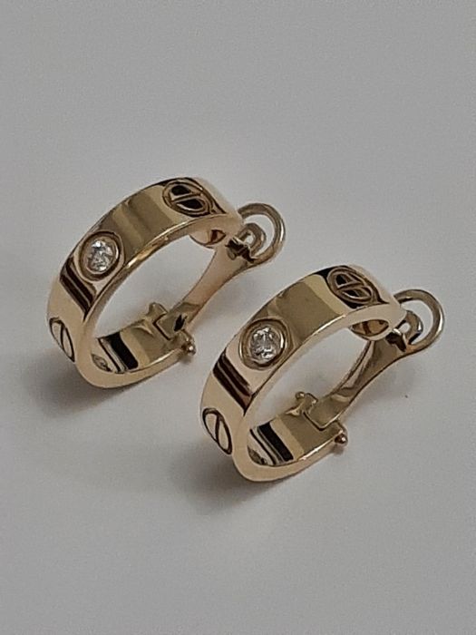 Золотые серьги с бриллиантами Cartier.