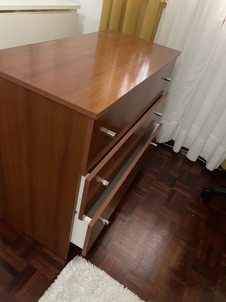 Cómodas em castanho e branco
