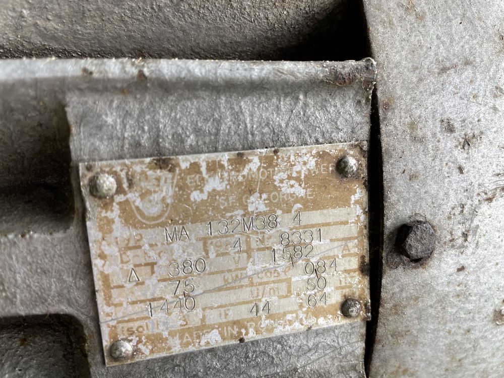 Silnik 7,5 kW z wózkiem, kołem pasowym i pasem transmisyjnym