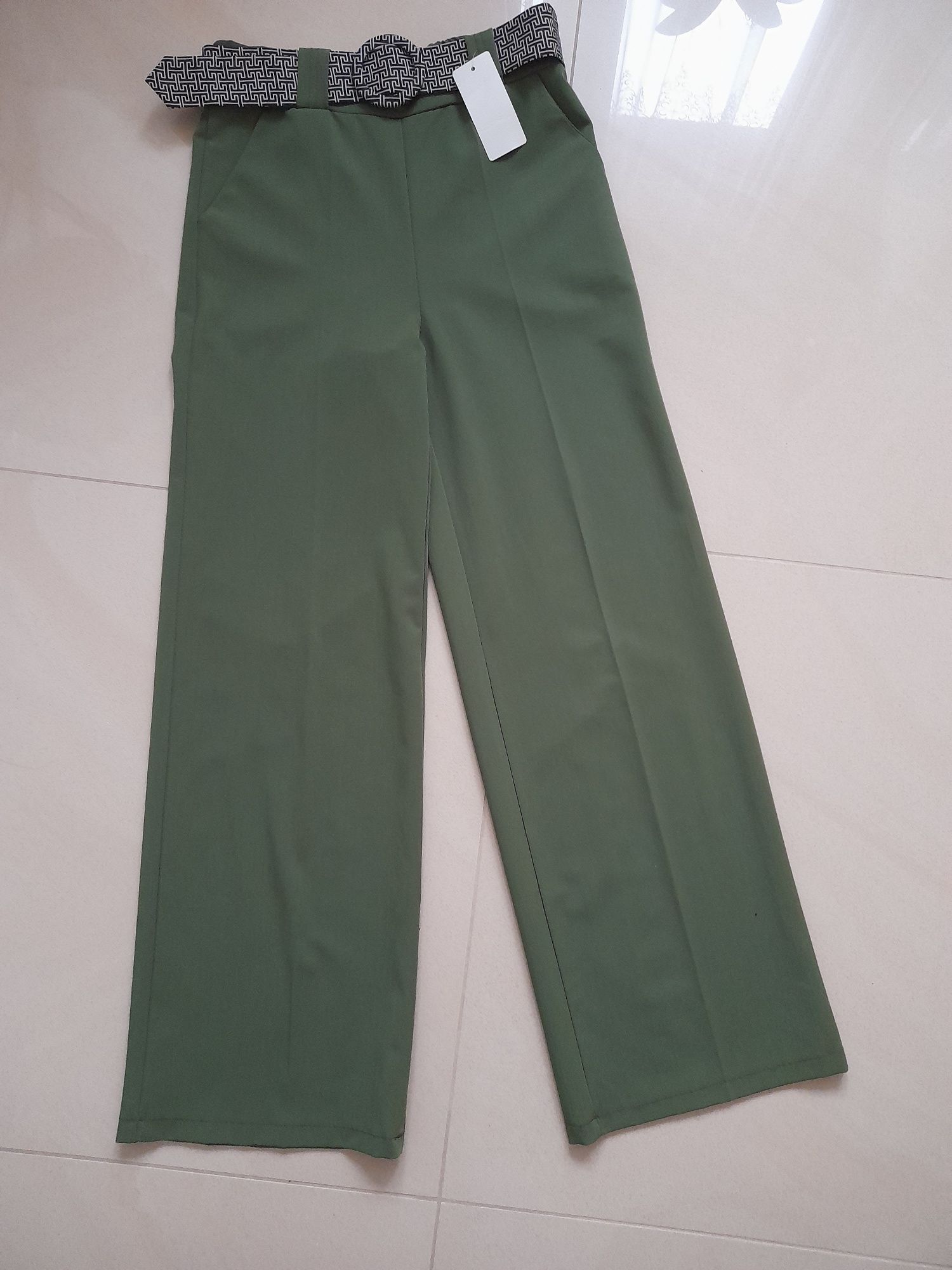 Zielone spodnie z paskiem