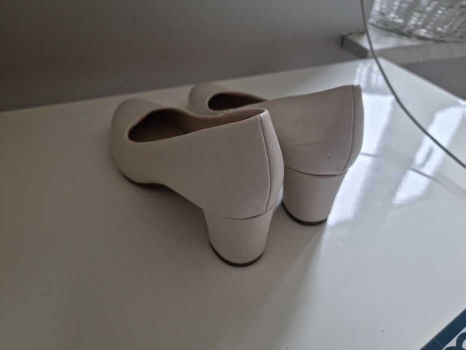 Czółenka damskie kremowe 39 beżowe buty na obcasie niskim