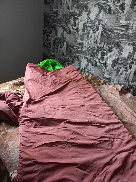 Широкий спальний мішок з капюшоном .
Продам 600 грн