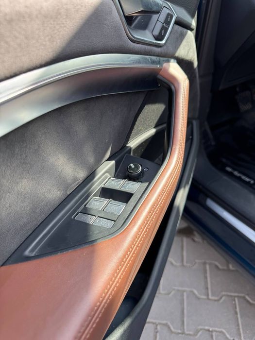 Авто Audi E-tron 55