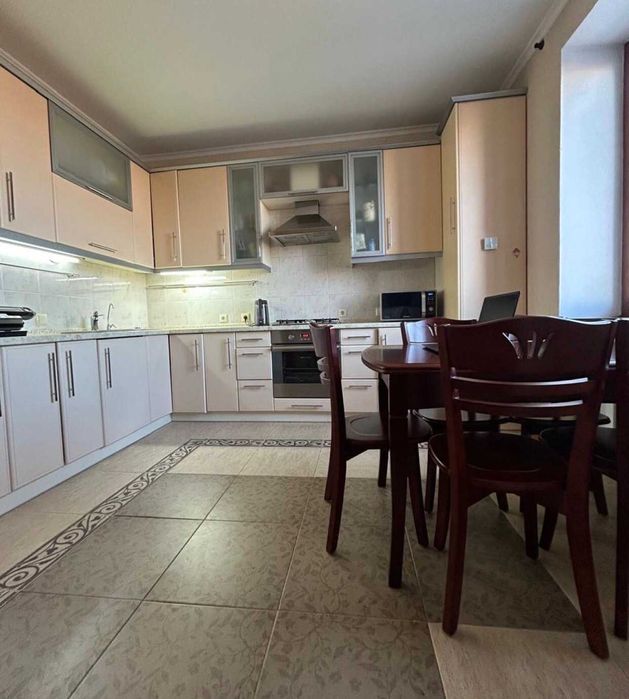 4-кімнатна квартира в центрі міста по вул. Ріхтера