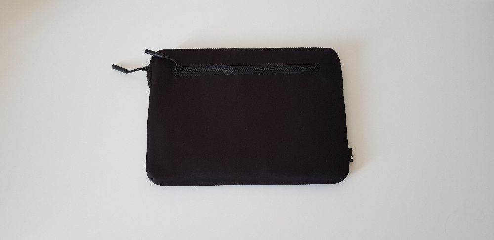 12-calowy futerał Incase Compact Sleeve z lotniczego nylonu na MacBook