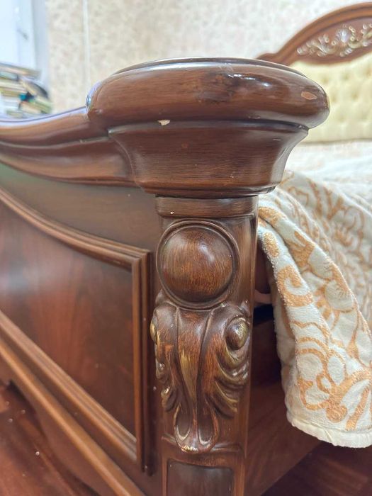 Двоспальне дерев'яне ліжко