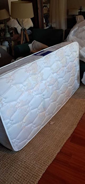 Cama solteiro + colchão ortopédico (pouco uso)