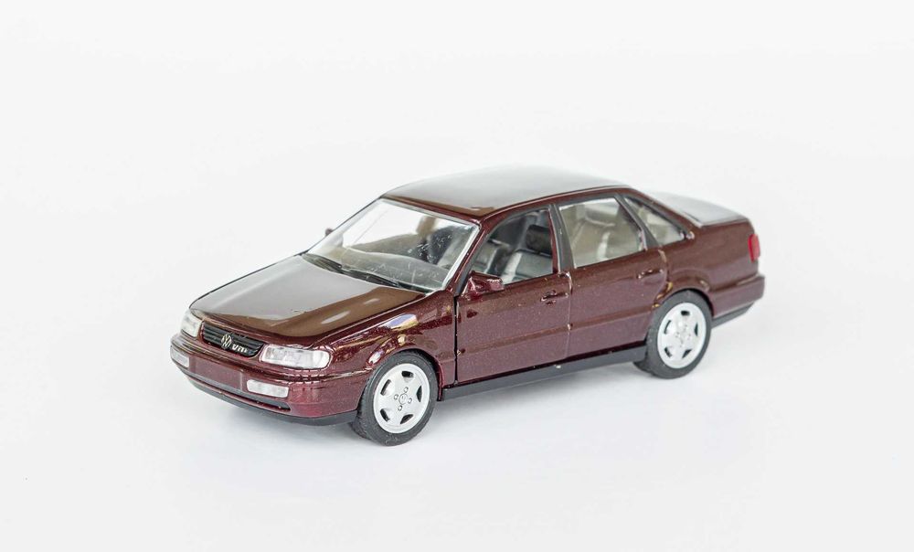 1:43 VW Passat B4 VR6 1988-93 braun metallic, Schabak #1044 Germany