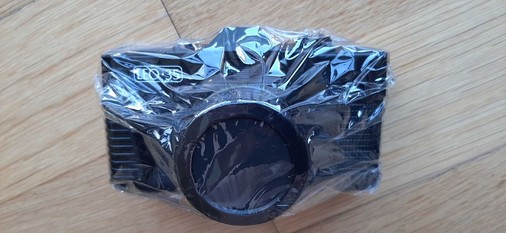 Máquina fotográfica de rolo 35 mm (LEO 35)