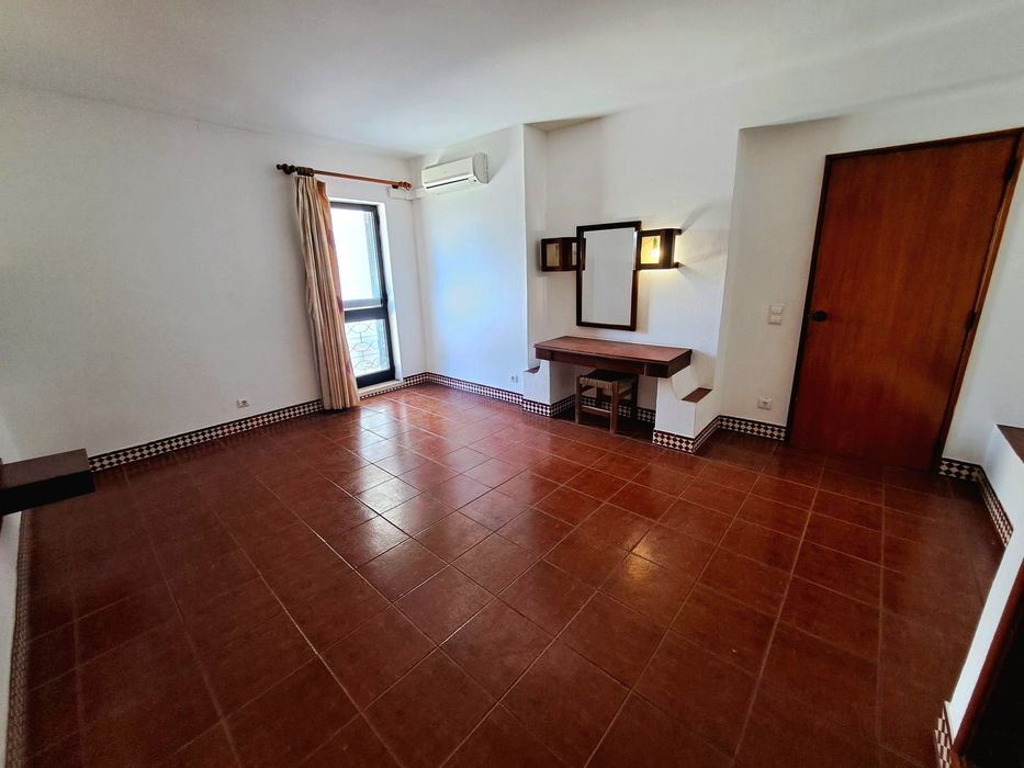 Apartamento T1 na Rua da Oura em condomínio com piscina