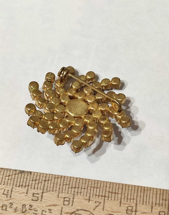 Брошь  Чешская гранатовое стекло