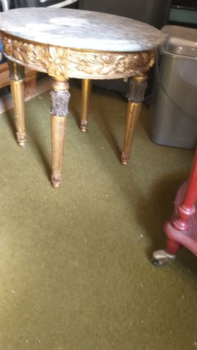 Mesa apoio dourada com pedra