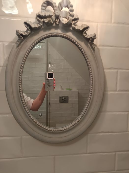 Szare lustro z ozdobą