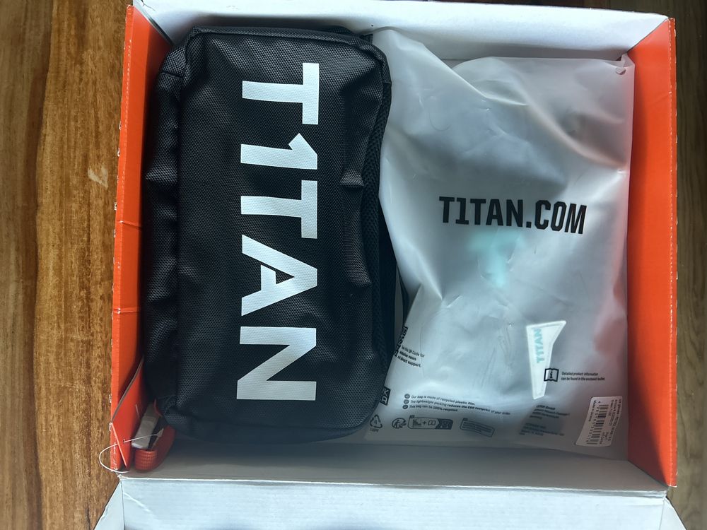 Rękawice bramkarskie i torba na rękawice Titan