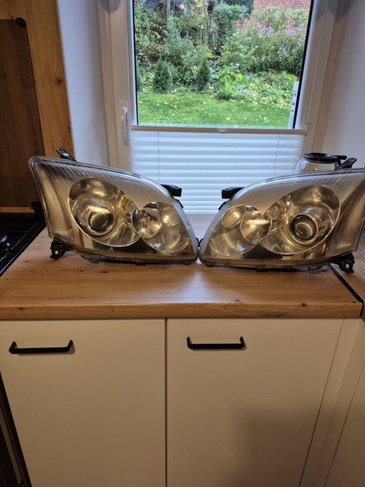Przednie Lampy Toyota Avensis