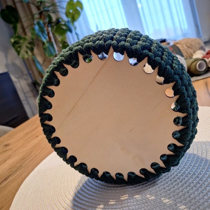 Koszyczek na sklejkowym, stabilnym dnie.