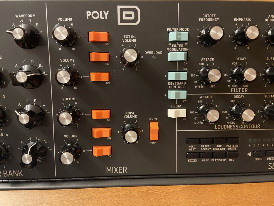 Sintetizador Behringer Poly D