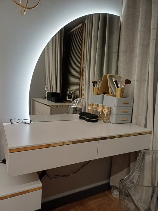 Podwieszana toaletka z podświetlany lustrem