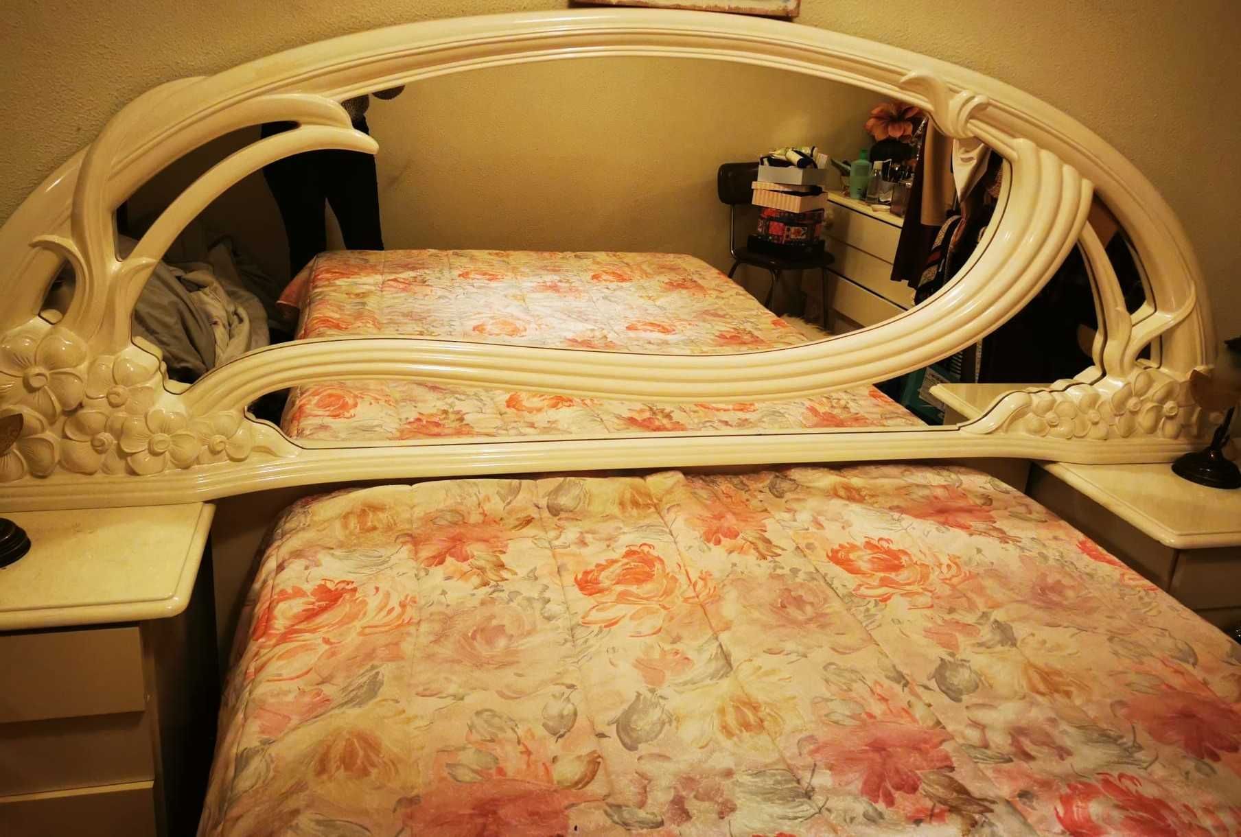 Cama de casal branca lacada com espelho + Mesas de cabeceira