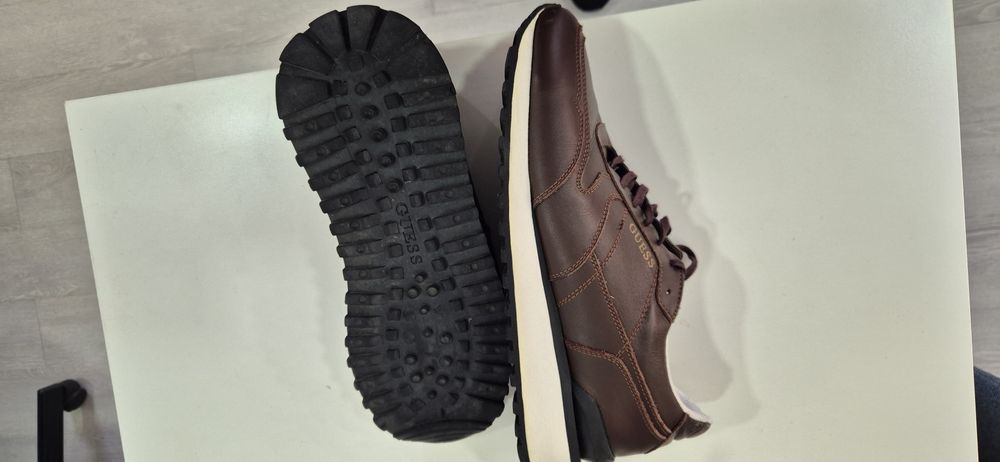 Sapatilhas Homem Guess em pele de cor castanhas como novas