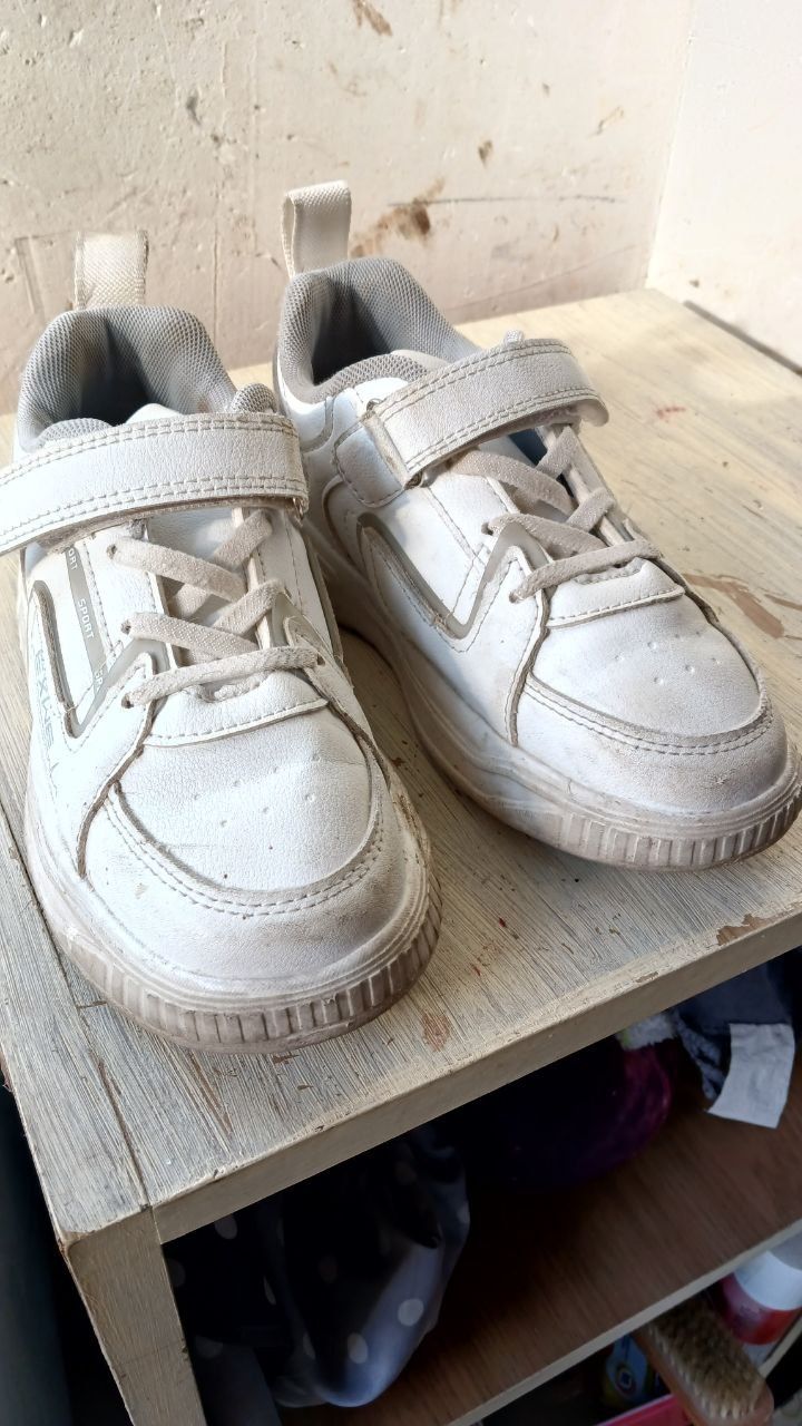 Білі кросівки дитячі