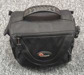 Torba fotograficzna Lowepro Nova 1 AW z aparatem Fuji S700
