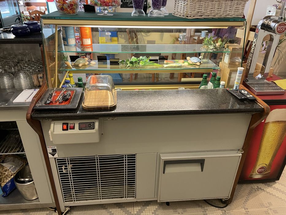 Vitrine para bolos com visual vintage