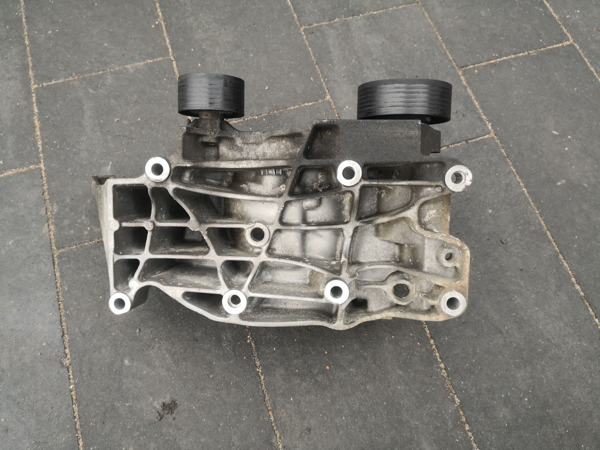 Wspornik łapa podstawa alternatora klimatyzacji BMW N47D20A