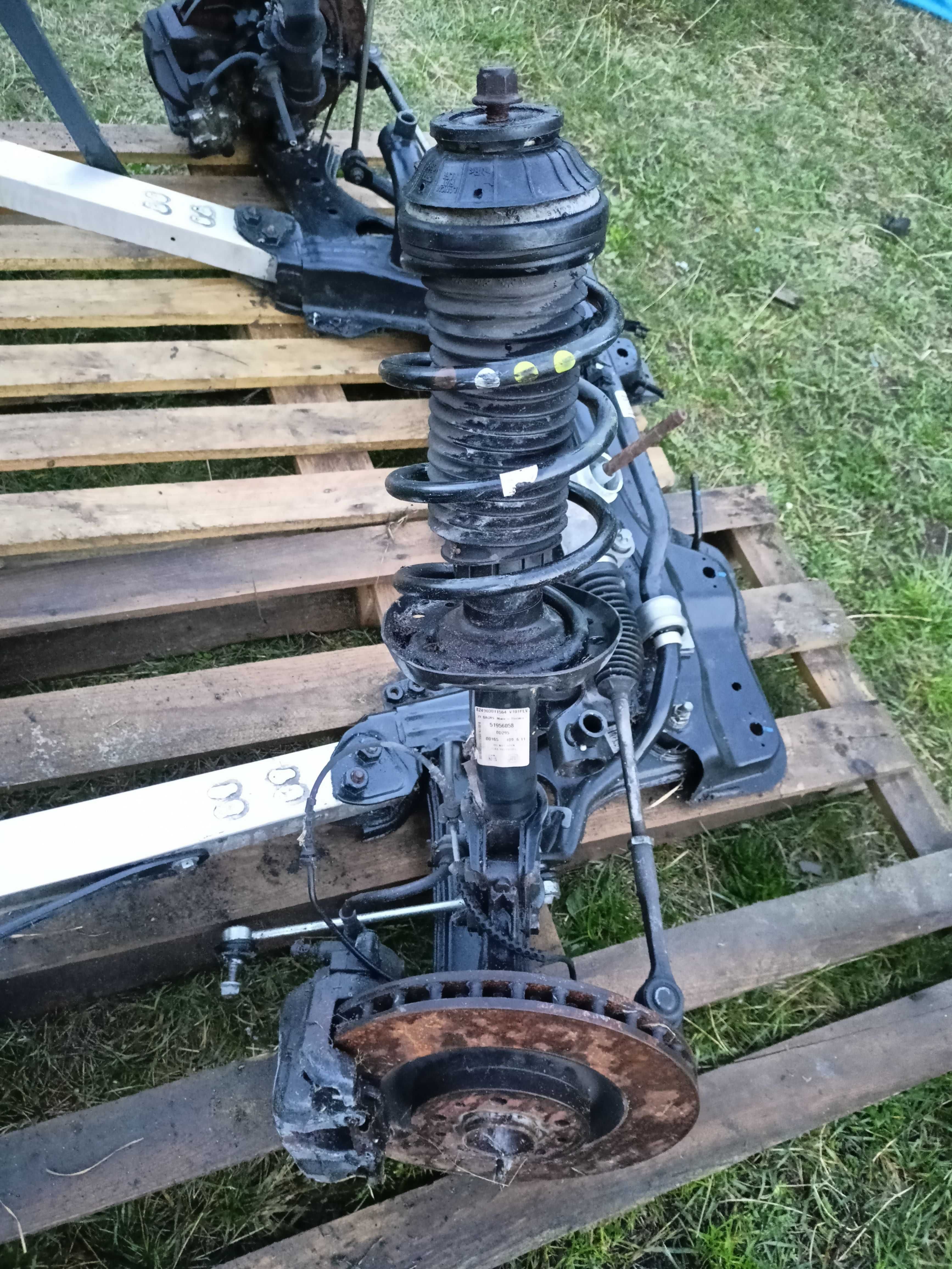 Zwrotnica prawa lewa amortyzator Mcpherson  FIAT 500L 1.4