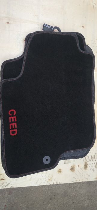 Nowe dywaniki materiałowe Kia Ceed z czerwonymi przeszyciami!