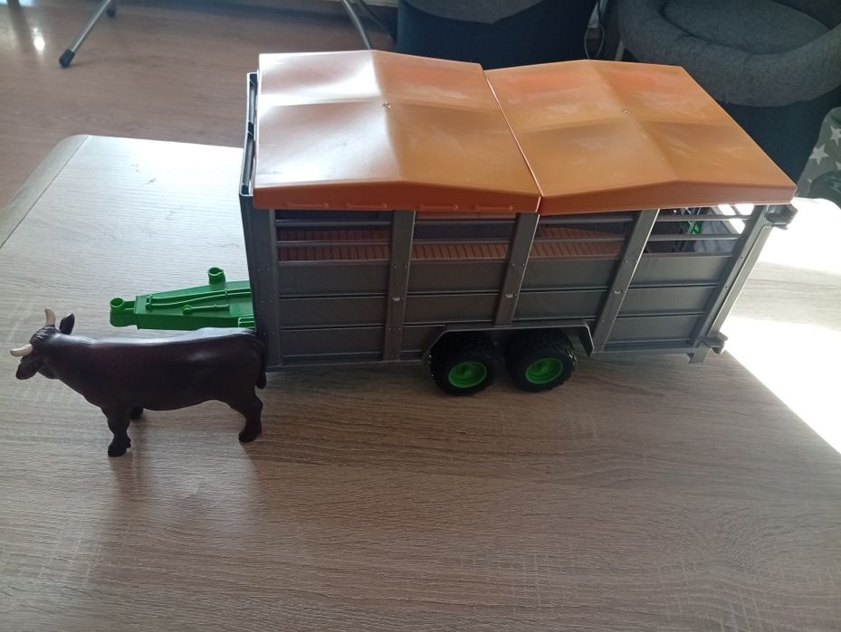 Zabawka przyczepa dwuosiowa do przewożenia bydła Bruder