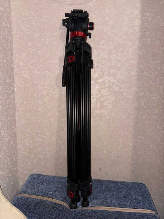 Професійний відеоштатив трипод для зйомки