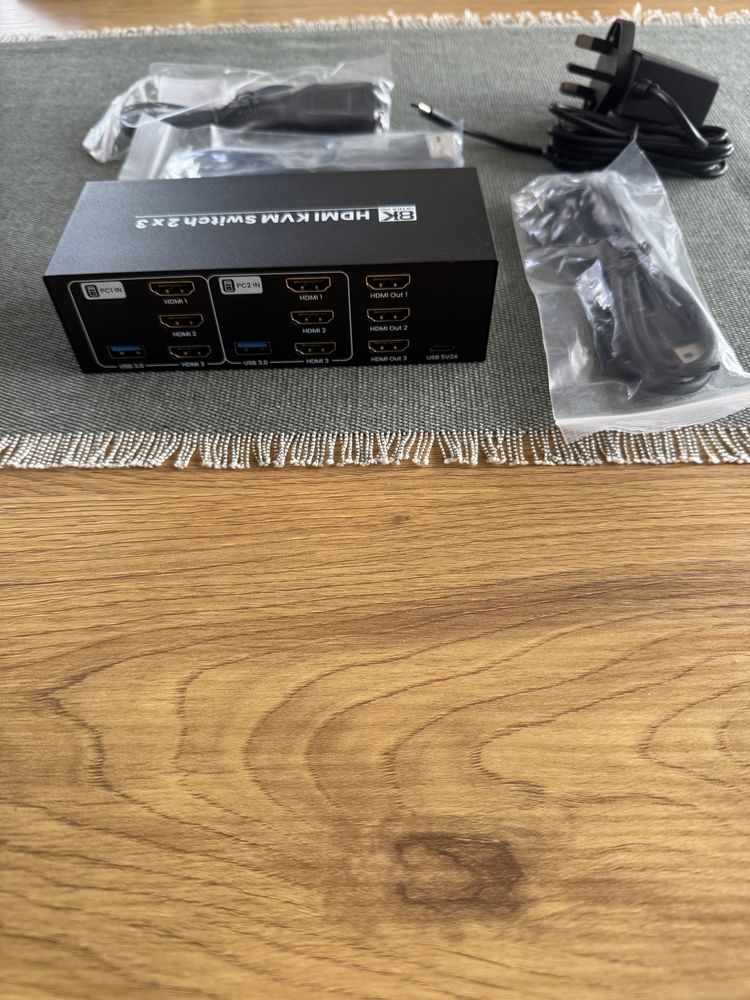 Przełącznik KVM Switch Displayport Hdmi 3.0 8K/60Hz z trzy monitory