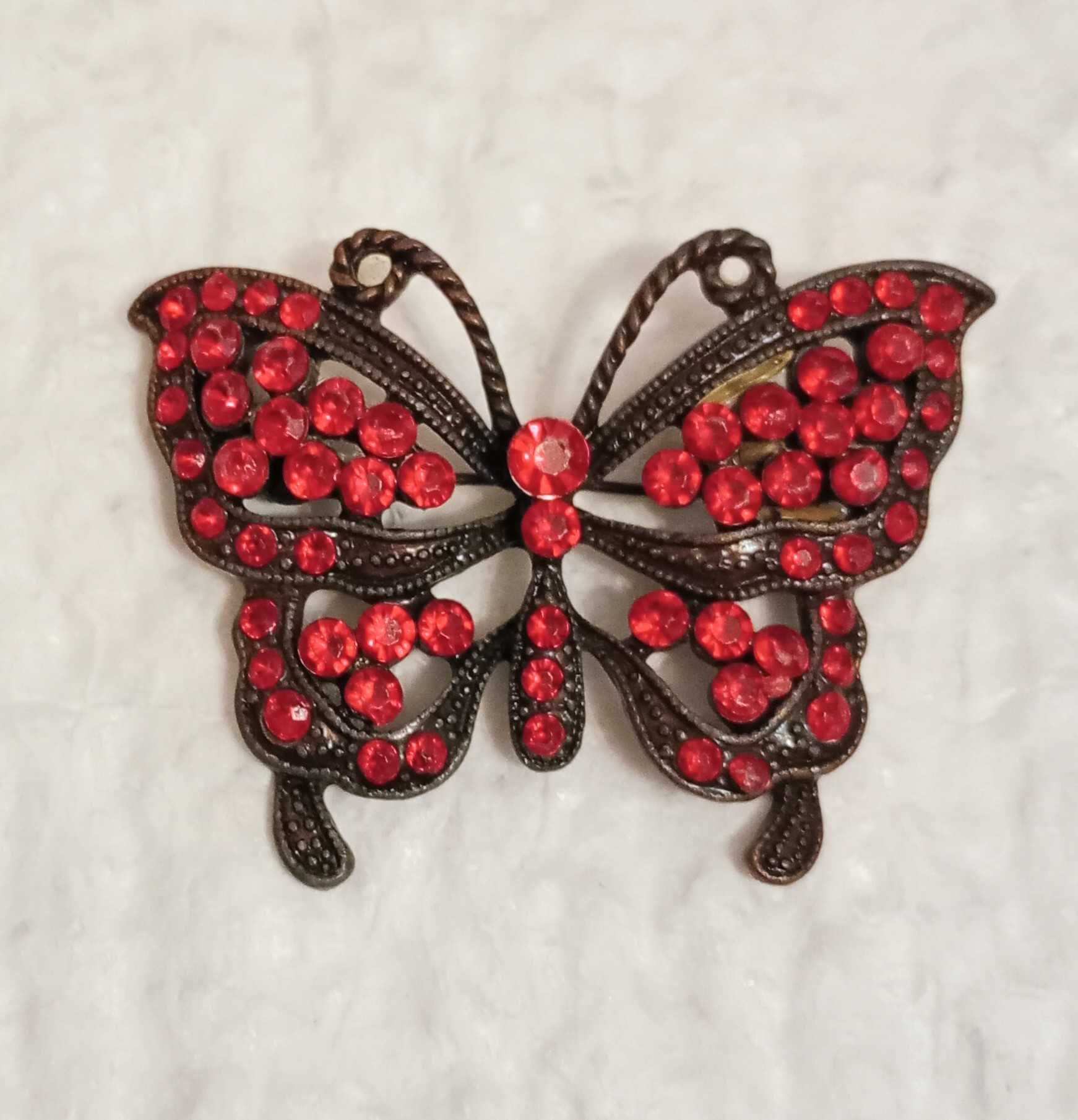 Broszka motyl z czerwonymi oczkami