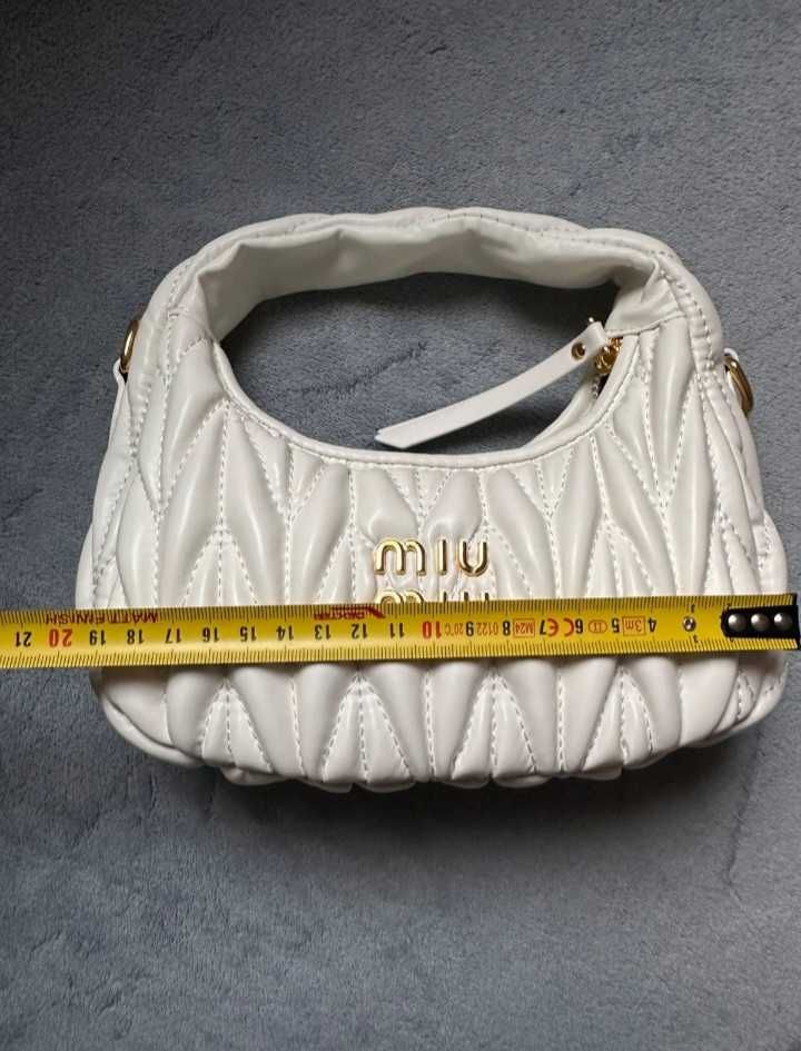 Sac miu miu mini hobo wonder en nappa matelassé