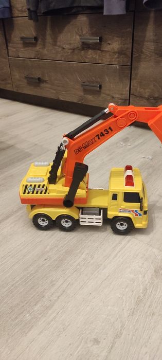 Samochód z koparką