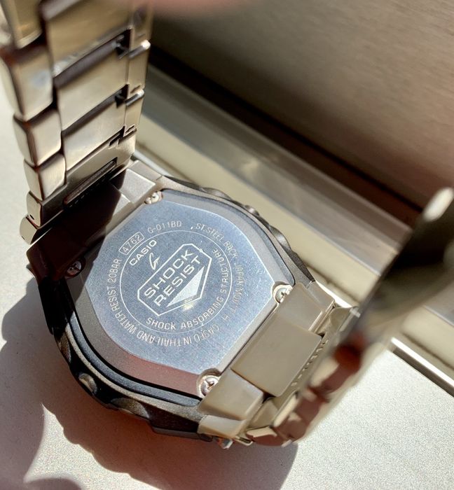 Casio G-Shock em metal dourado - ed limitada - G-011BD