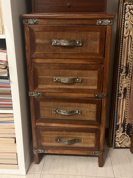 Movel com 4 gavetas em madeira e palhinha