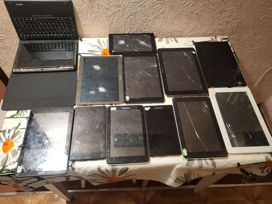 Лот планшетів  та планшет 15 штук