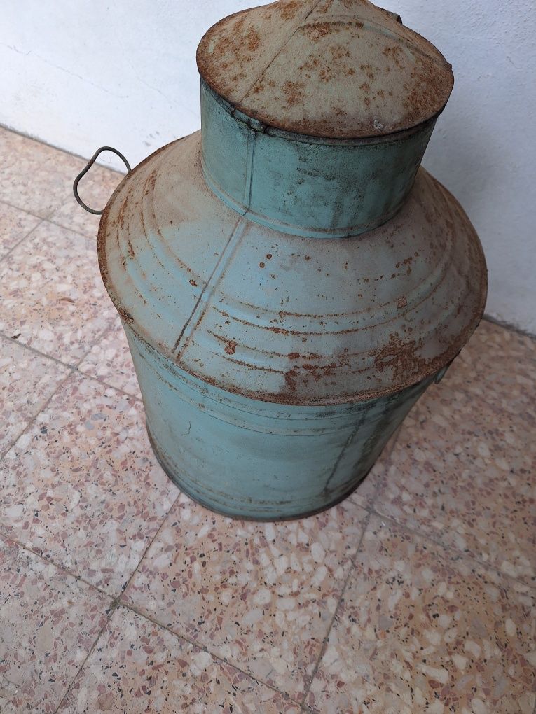 Pote muito antigo. Em alumínio...Capacidade vinte cinco litros.