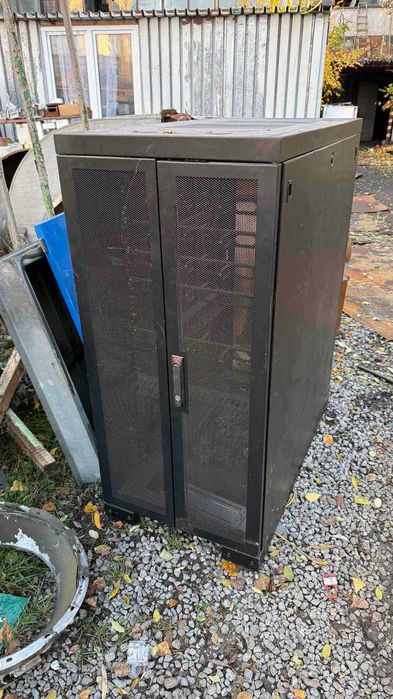 Серверний шкаф APC